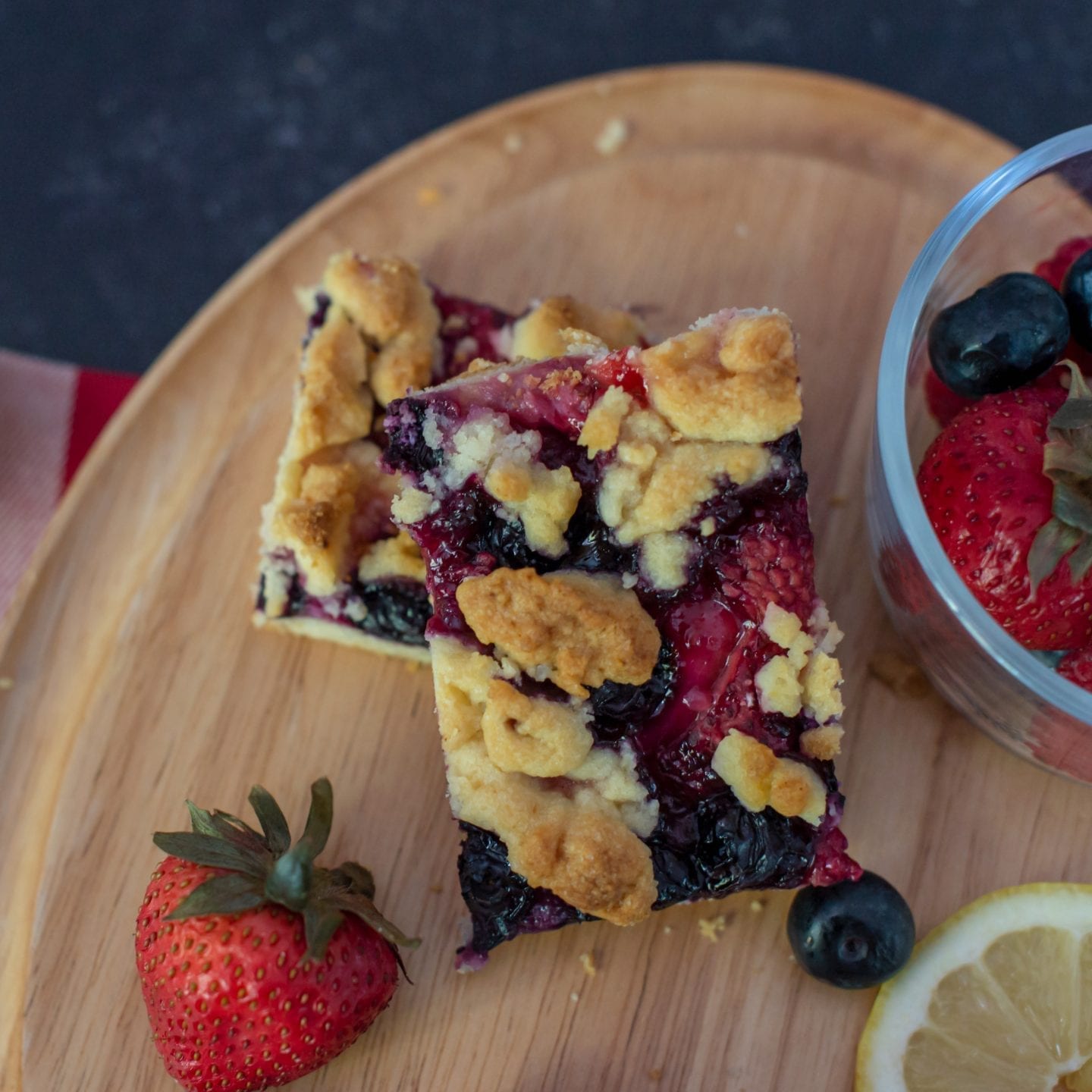 Quarantine Desserts: Berry Crumble Bars DSC 9834