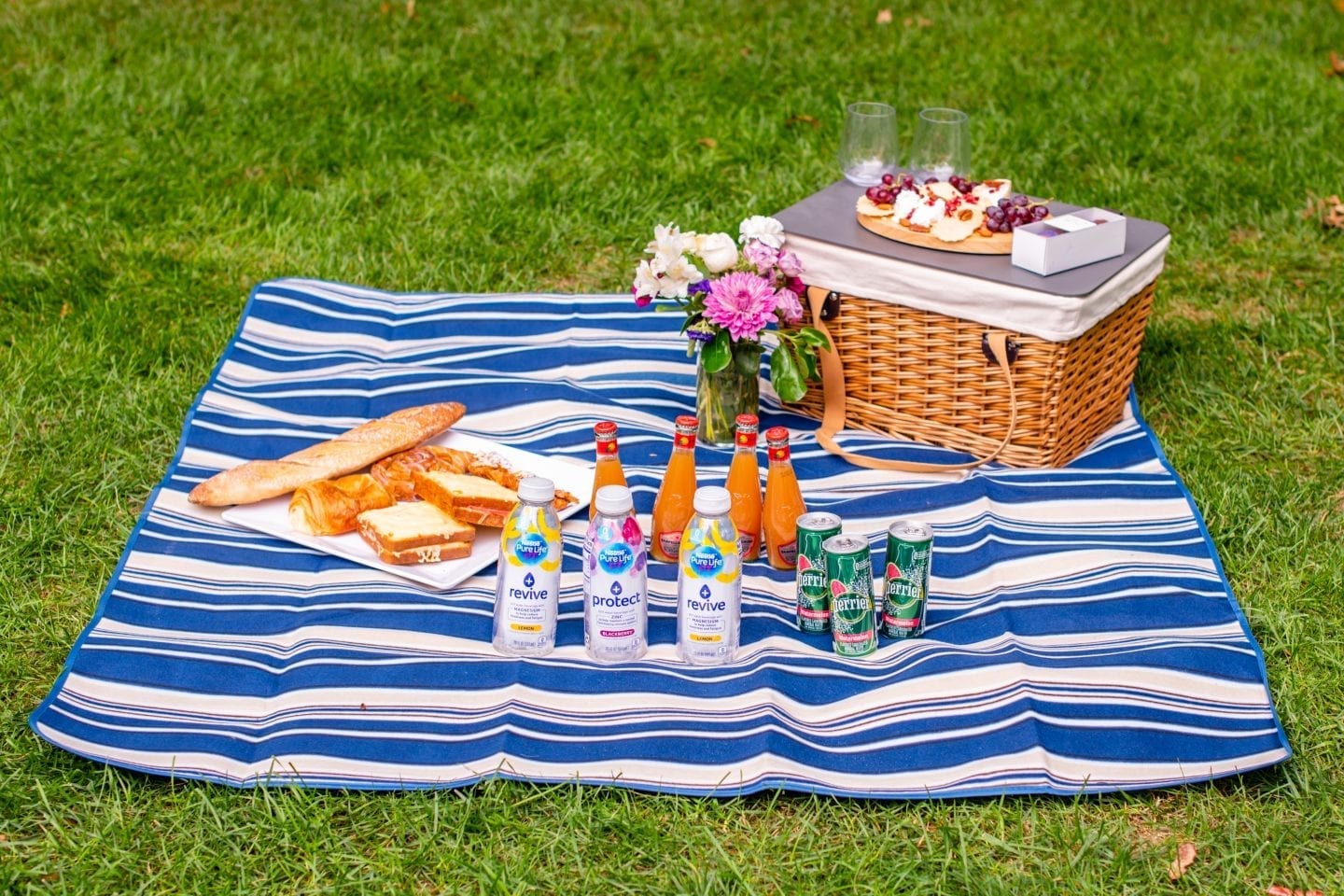 How to Host a Beautiful Picnic with Ready Refresh® How to Host a Beautiful Picnic