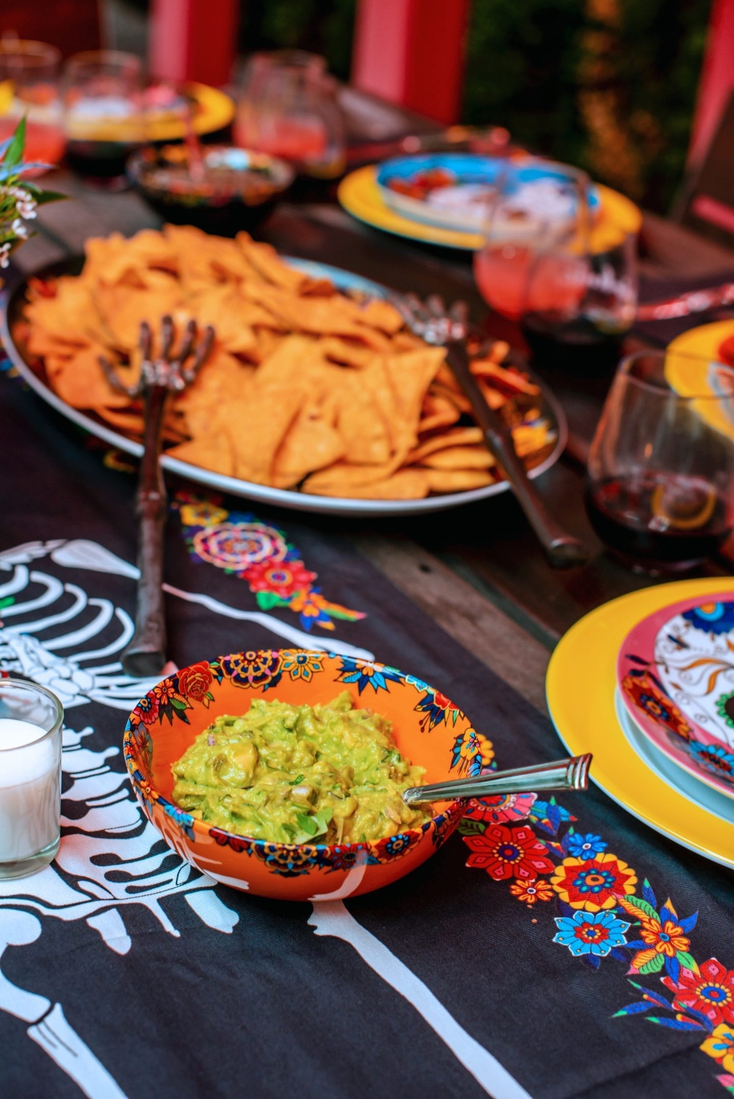 10 Ideas for a Beautiful Dia De Los Muertos Party Mexicue chips and dips.
