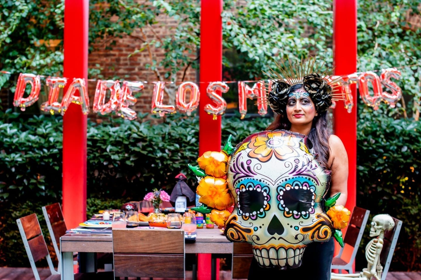 10 Ideas for a Beautiful Dia De Los Muertos Party Dia de los Muertos balloons. Dia de los Muertos headpiece. Dia de los Muertos makeup. Dia de los Muertos party. Dia de los Muertos tablescape.