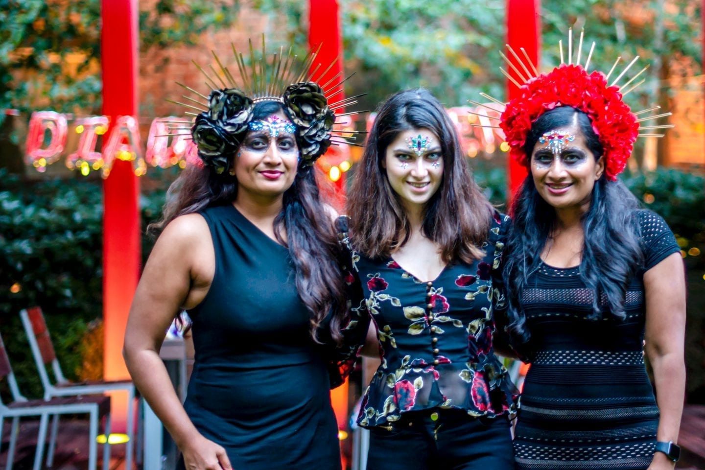 10 Ideas for a Beautiful Dia De Los Muertos Party Dia de los Muertos party. Dia de los Muertos makeup. Dia de los Muertos headpiece.