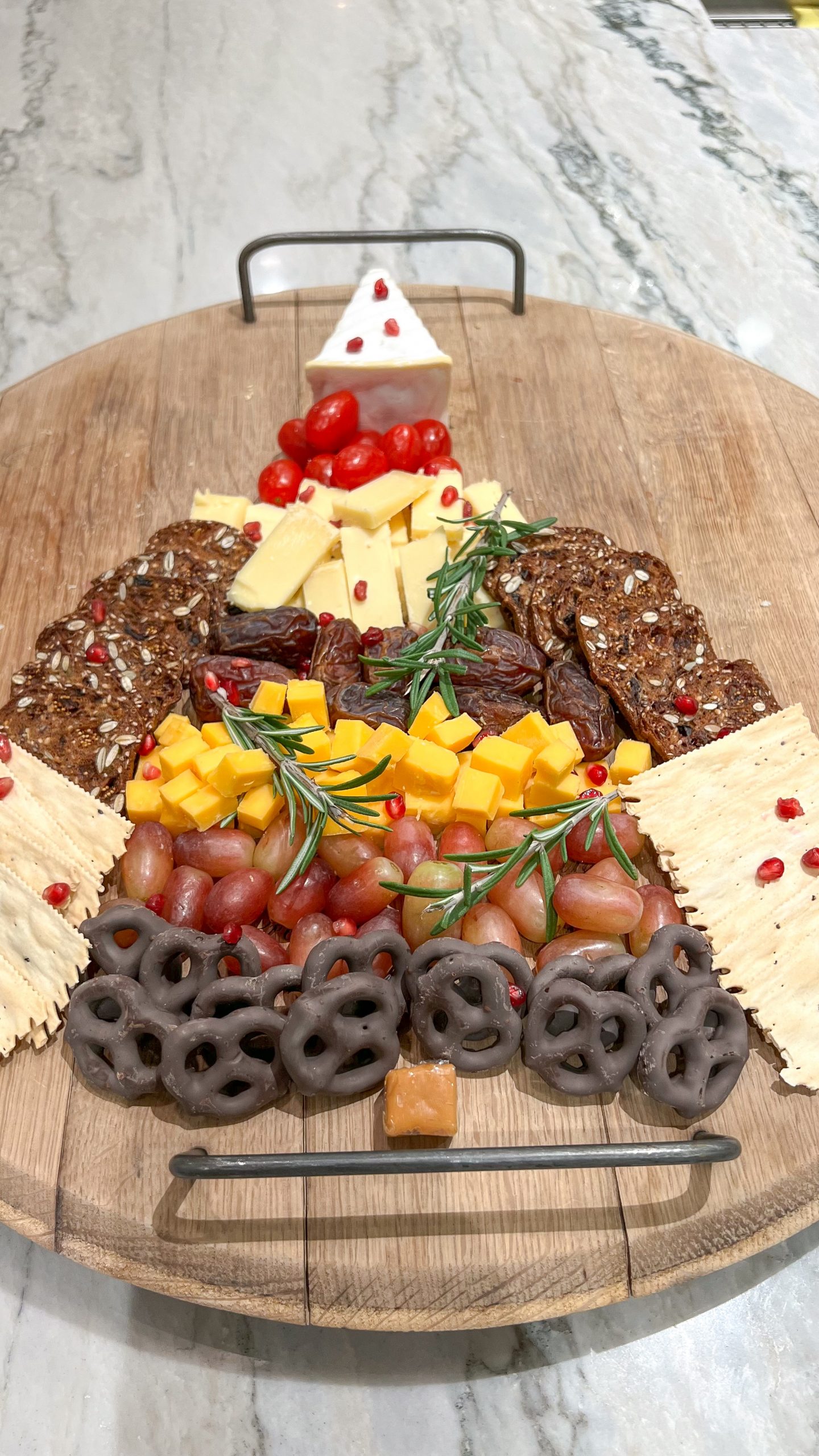 How to Build The Best Christmas Cheese Board in 2022? Best Christmas Cheese Board.