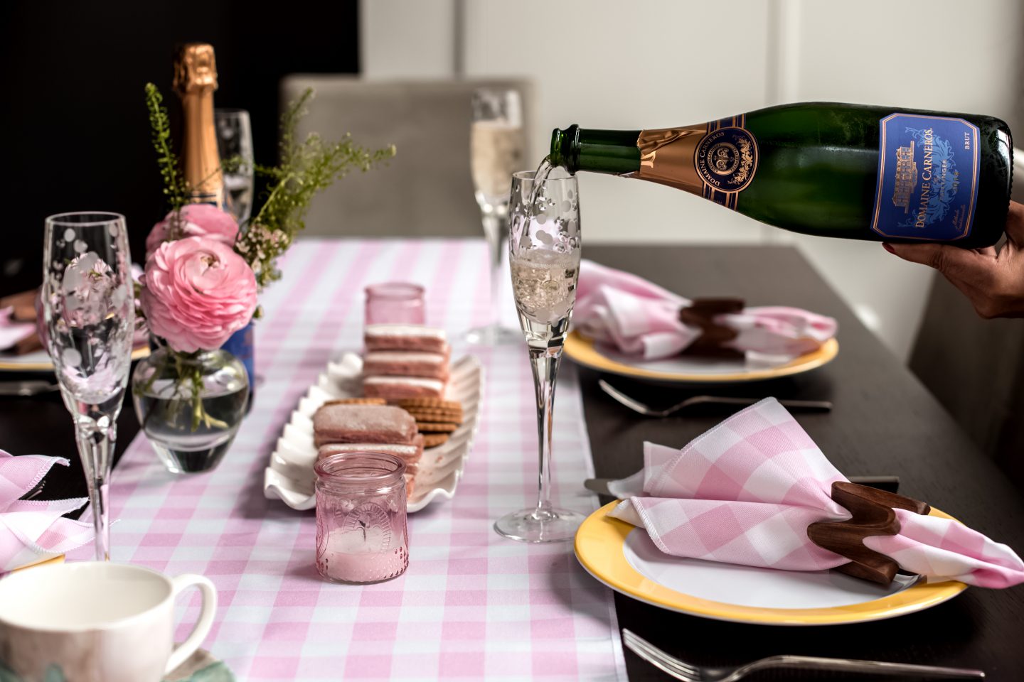 5 Best Reasons Why Domaine Carneros Brut is the Ultimate Mother's Day Gift Domaine Carneros Brut. Mother's Day Gift Ideas. Domaine Carneros Thé Chéri.