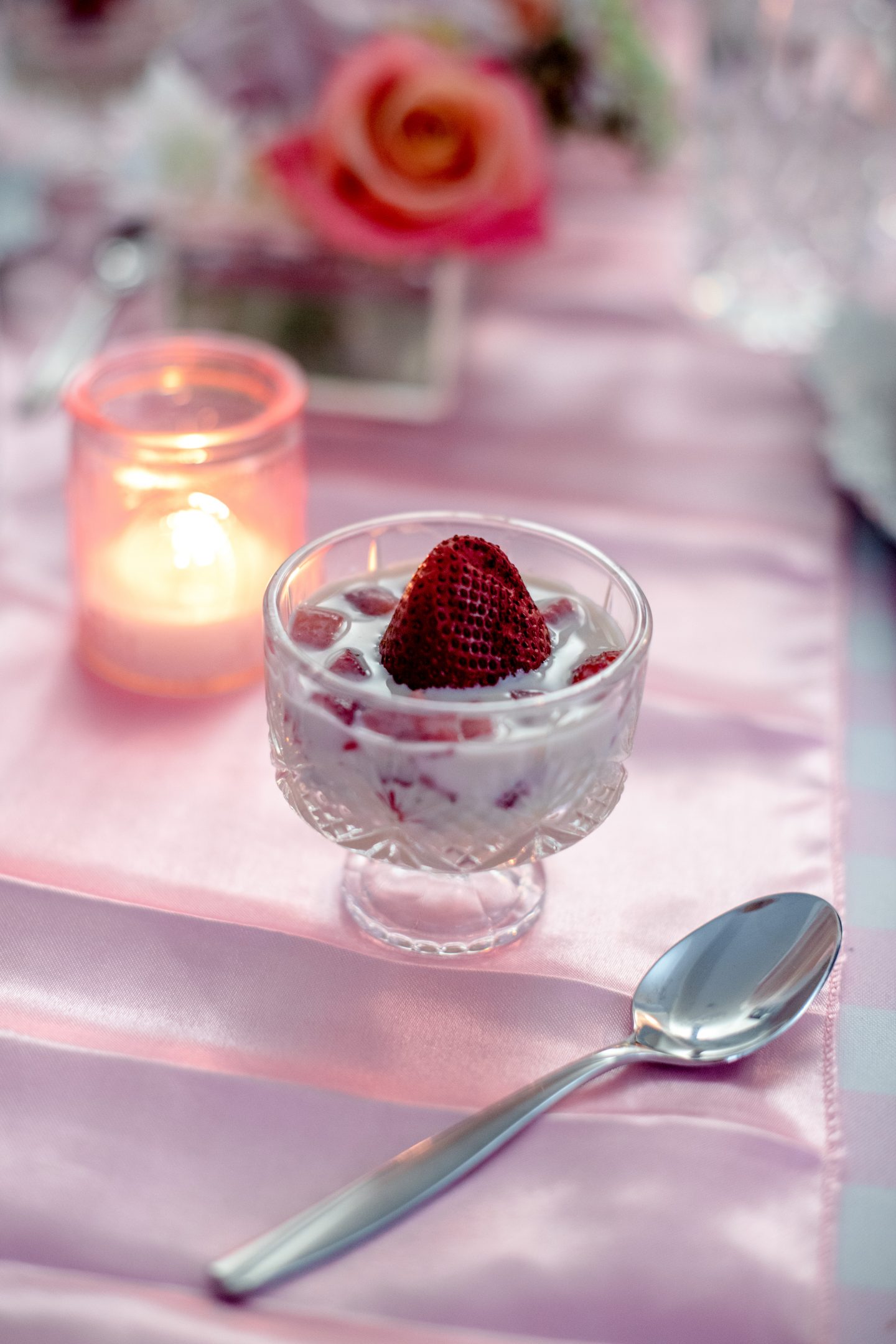 7 Best Ideas for Dinner on Mother's Day: Beautiful Tablescape and Delicious Recipes Dinner on Mother's Day. Mother's Day ideas. Mother's Day Tablescape. Strawberries and Cream Dessert.