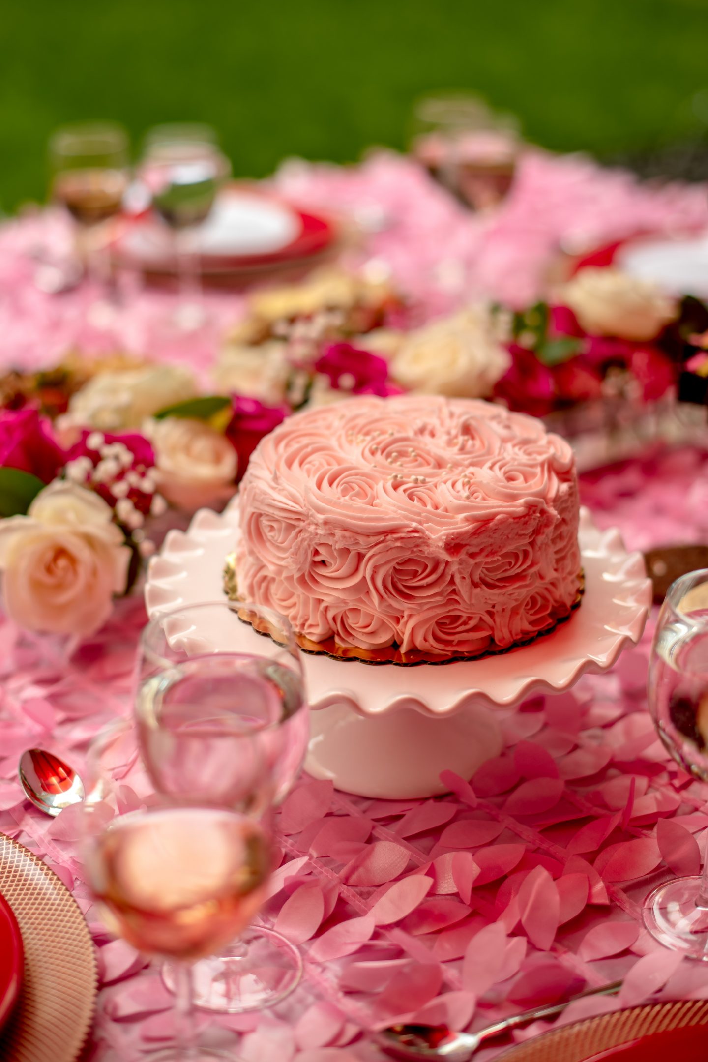 8 Beautiful Pink Garden Party Ideas to Enchant Your Guests Garden Party Ideas. Garden Party Ideas for Adults. Summer Garden Party Ideas. Pink Tablescape. Pink Cake.