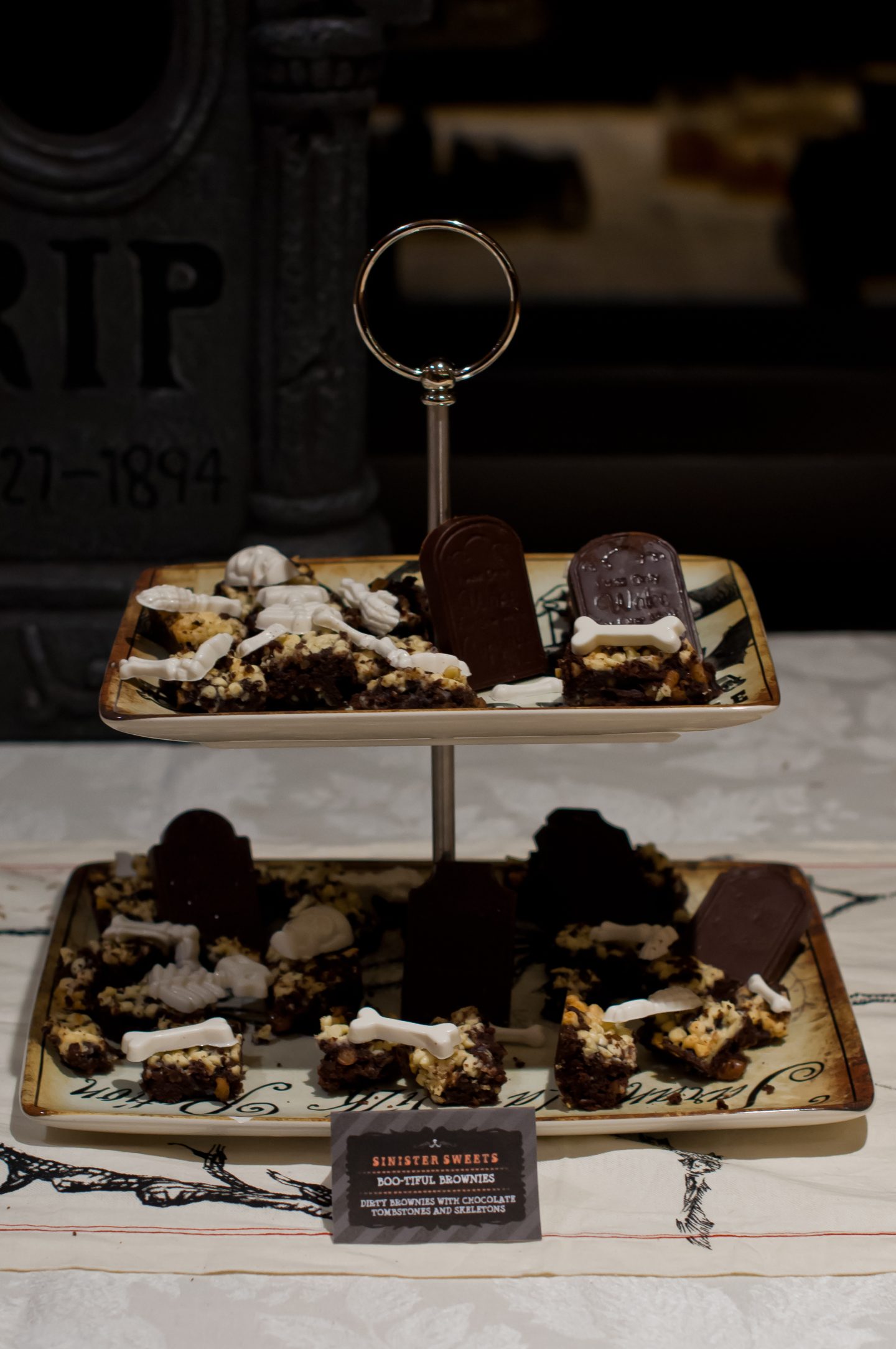 Halloween dinner party. Halloween menu. Halloween food ideas. Halloween dessert table. Boo-tiful brownies. 
