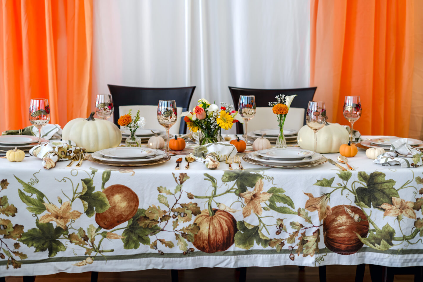 Your Easy Friendsgiving Guide: Pumpkin Painting Ideas + 10 Ideas for Thanksgiving Table Decorations